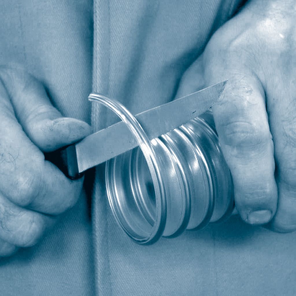 Krok 1: Naciąć wąż wzdłuż drutu stalowego za pomocą ząbkowanego noża.